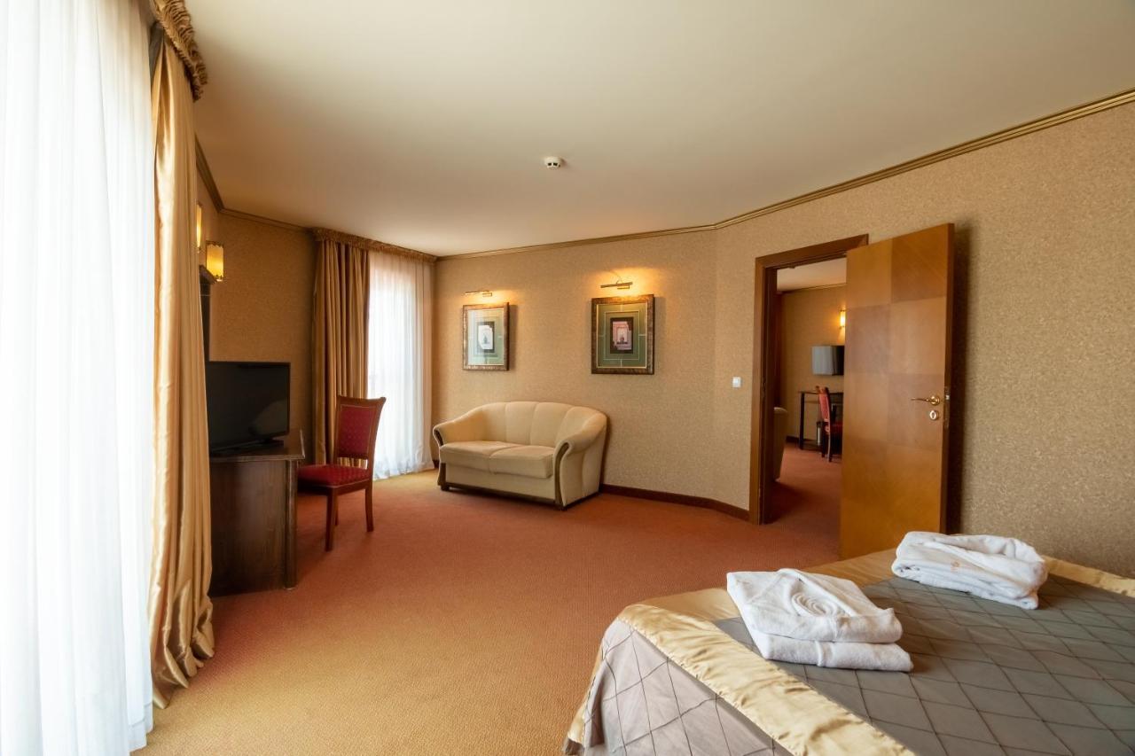 Hotel Mistral Balchik Extérieur photo